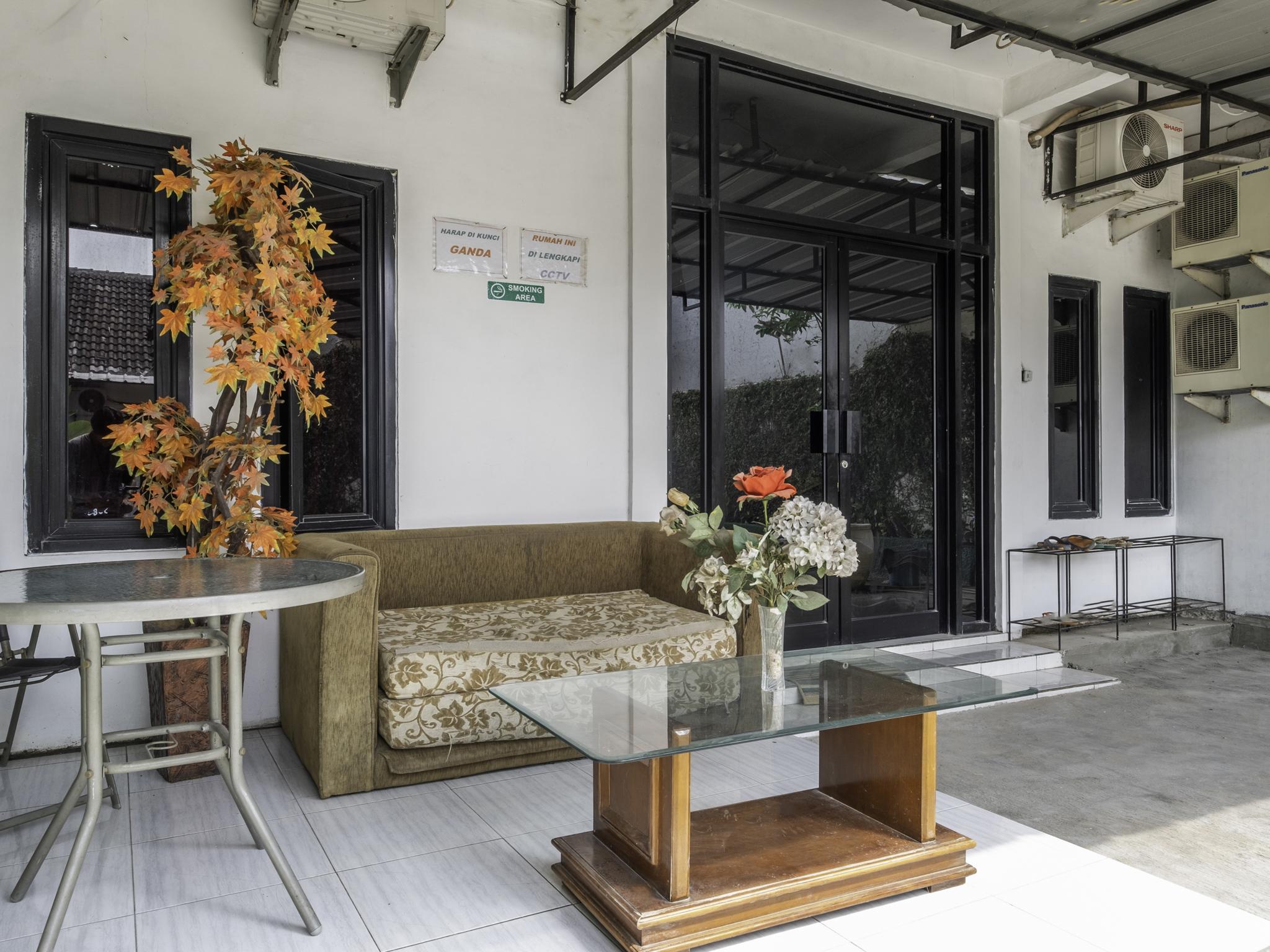 Oyo Life 2391 Baladewa Residence Syariah Karawang Dış mekan fotoğraf