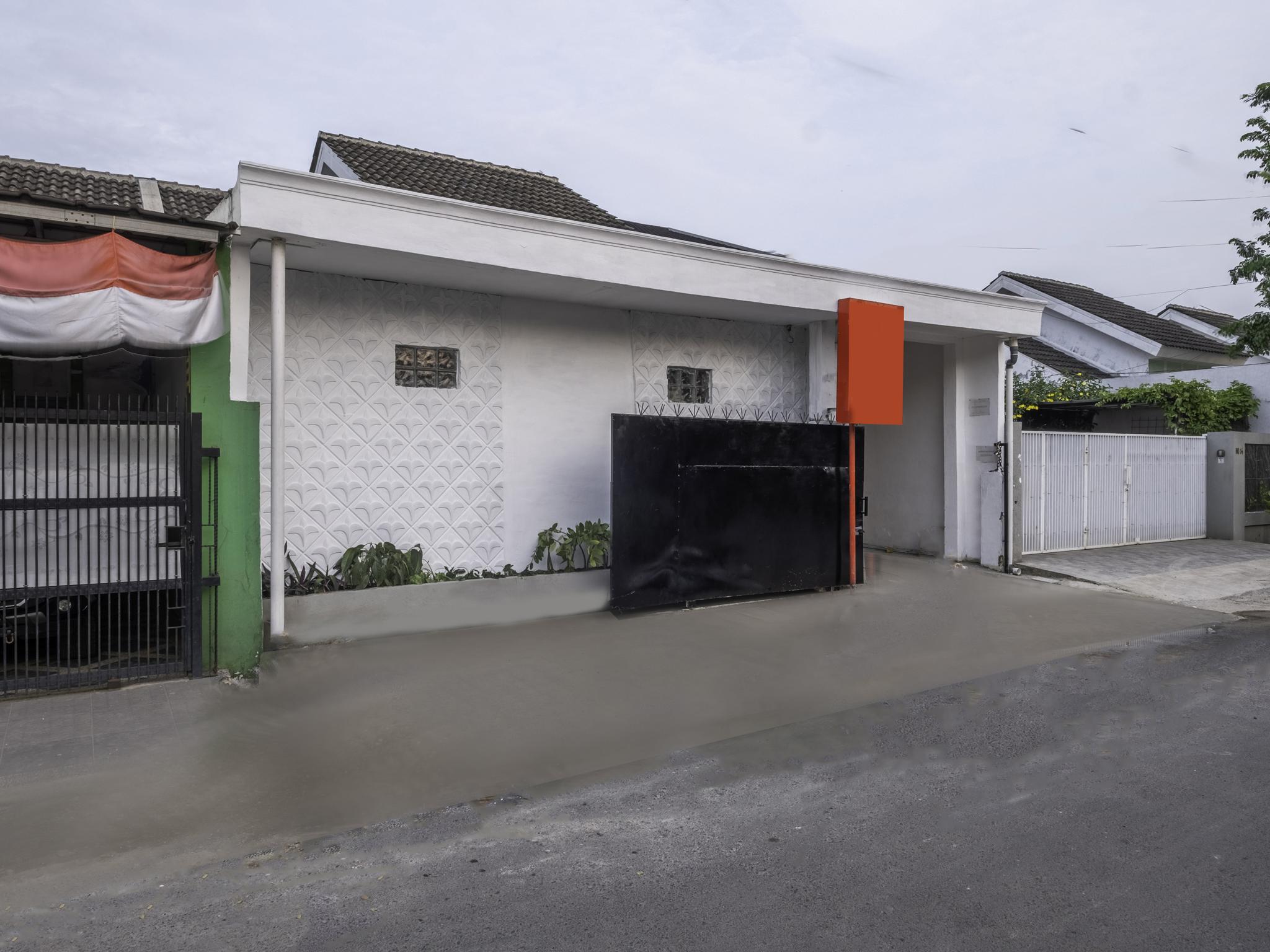 Oyo Life 2391 Baladewa Residence Syariah Karawang Dış mekan fotoğraf