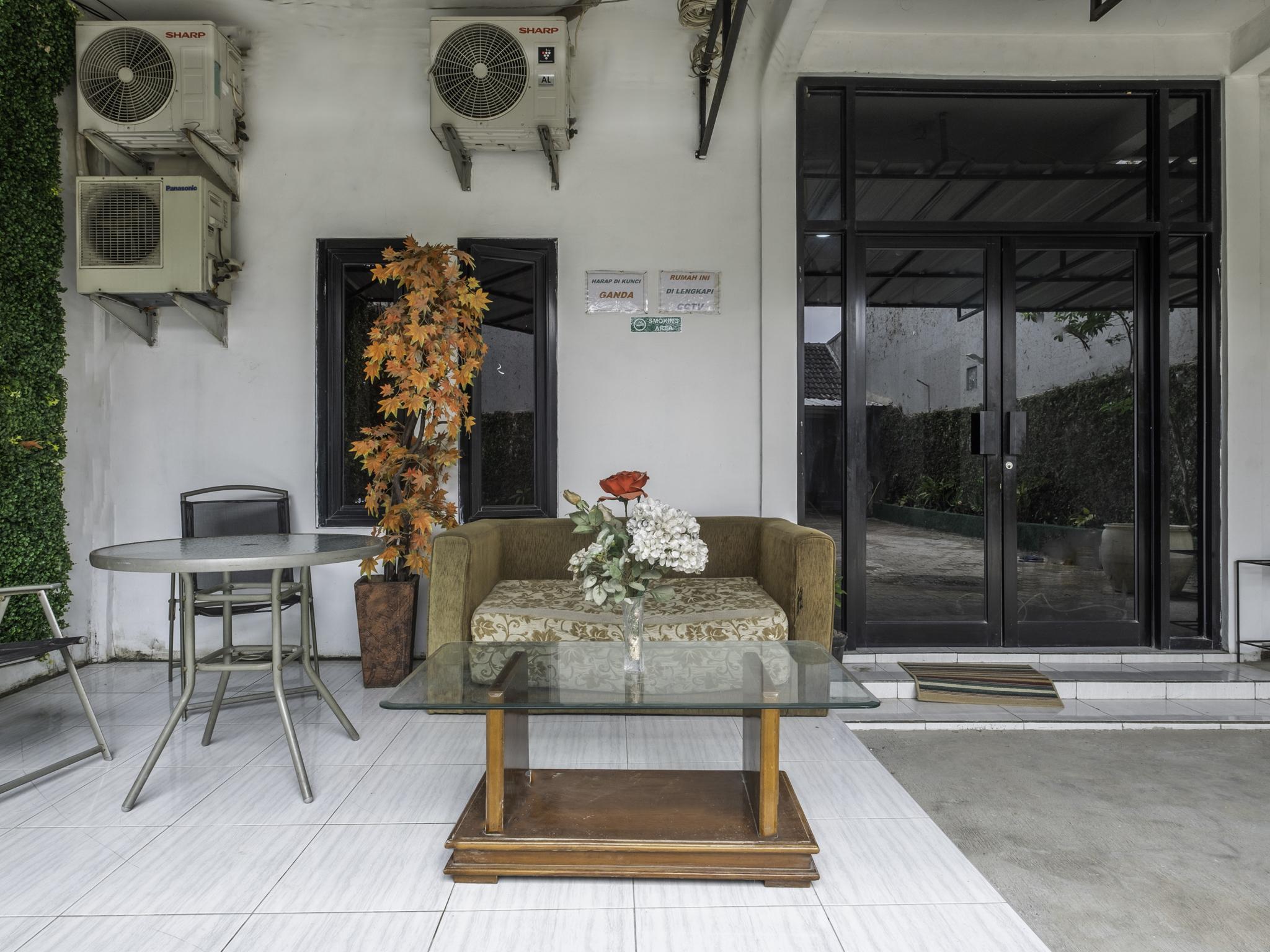 Oyo Life 2391 Baladewa Residence Syariah Karawang Dış mekan fotoğraf