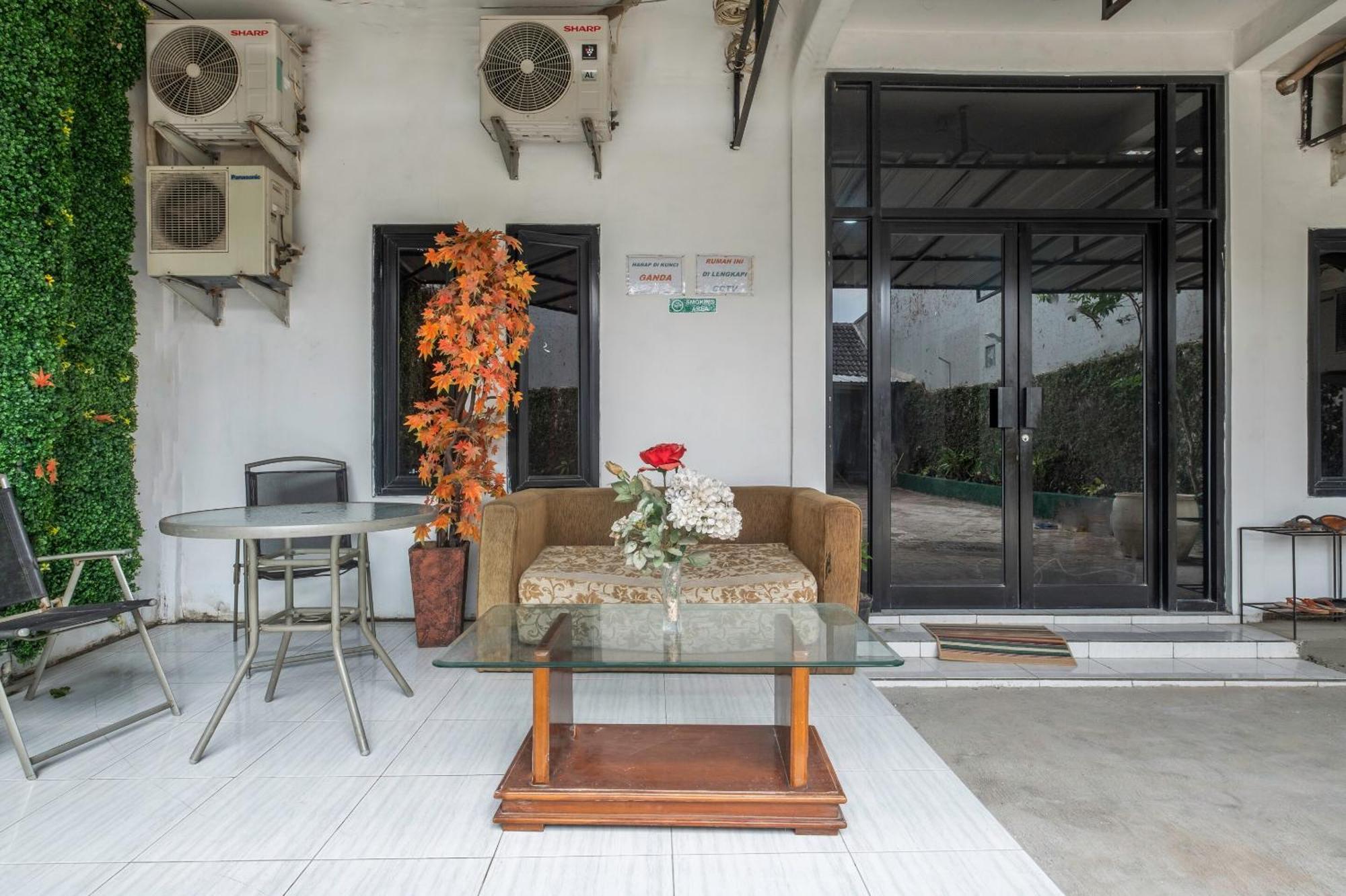 Oyo Life 2391 Baladewa Residence Syariah Karawang Dış mekan fotoğraf